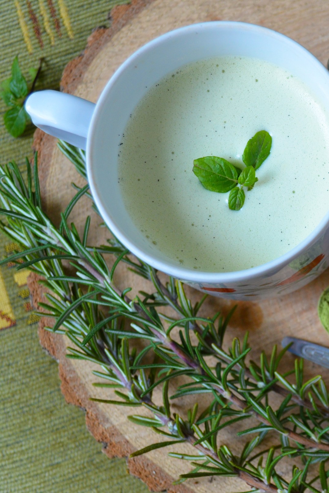 minty morning matcha latte with vanilla and coconut oil