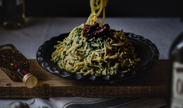 a featured image for this post of garlicky spinach gluten-free pasta with sundried tomatoes