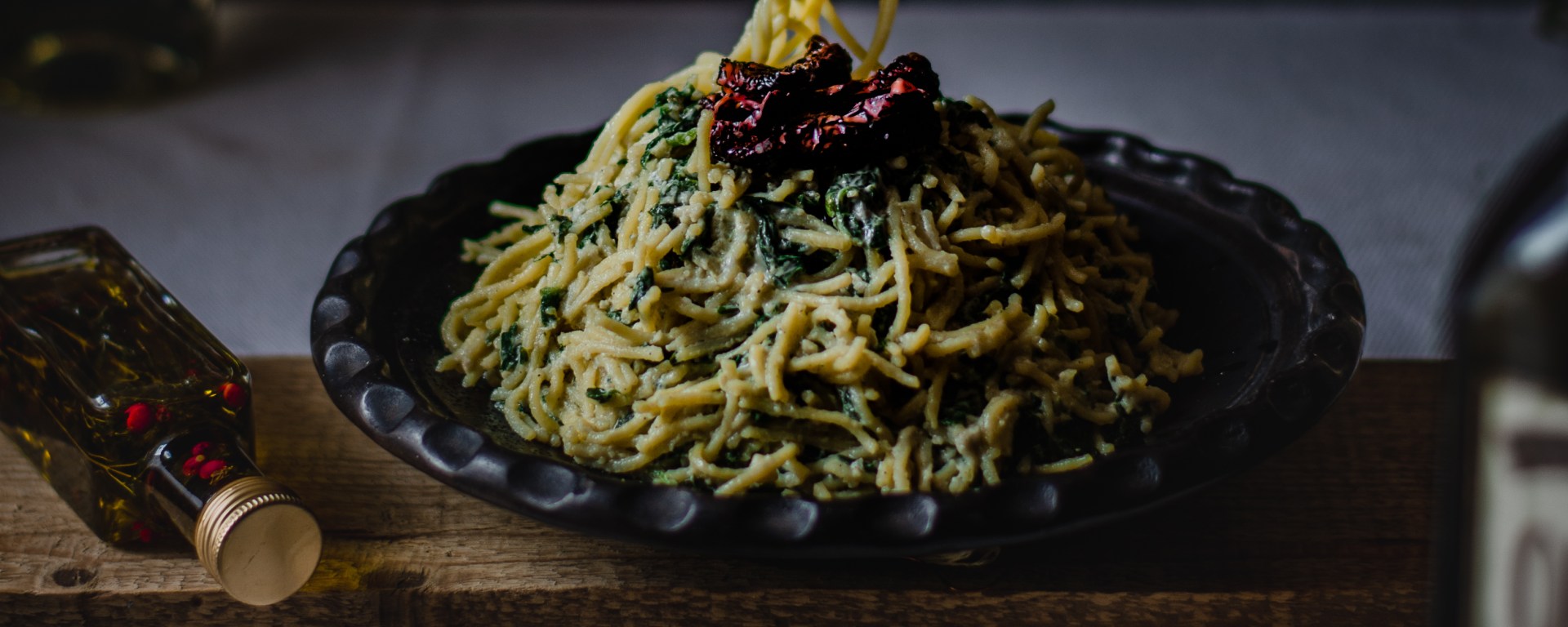 a featured image for this post of garlicky spinach gluten-free pasta with sundried tomatoes