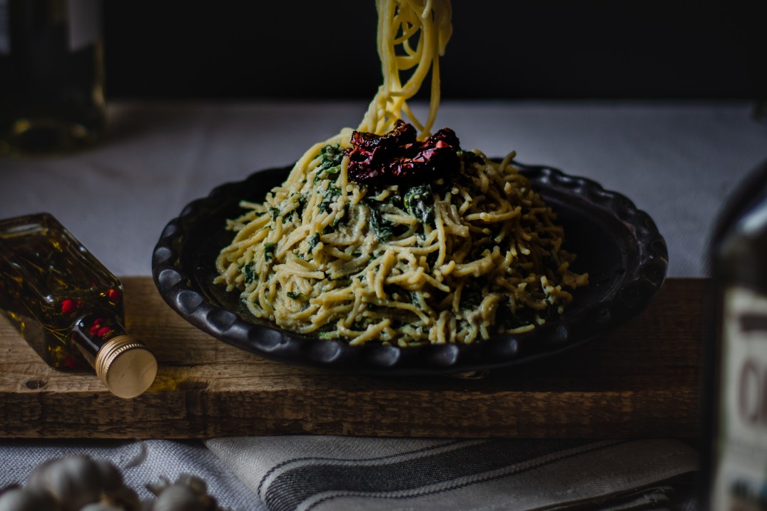 a featured image for this post of garlicky spinach gluten-free pasta with sundried tomatoes