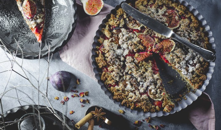 sugarfree fig and plum crumble tart with autumnal spices