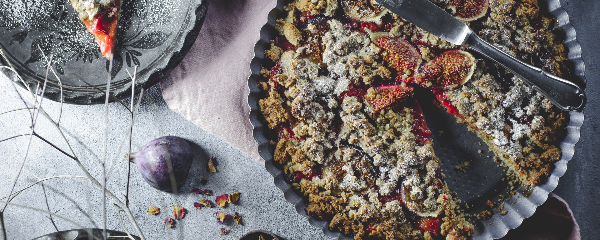 sugarfree fig and plum crumble tart with autumnal spices