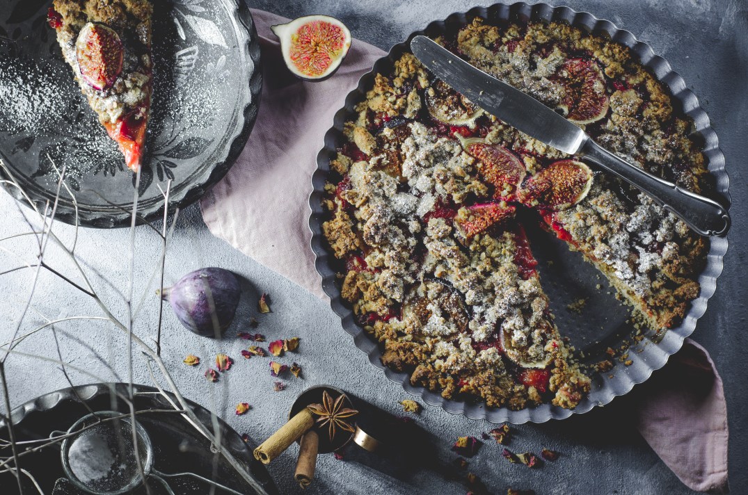 sugarfree fig and plum crumble tart with autumnal spices