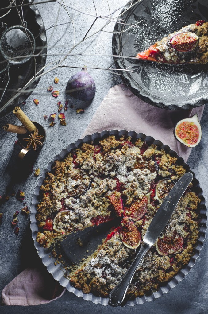 spicy fig and plum crumble tart with extra powdered erythritol sprinkled on top
