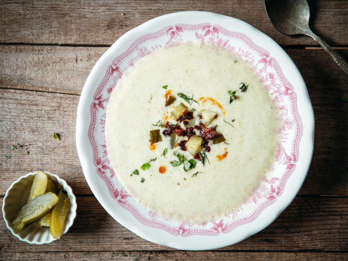 Fermentált uborkaleves pirított kolbászmorzsával & friss&nbsp;zöldfűszerekkel