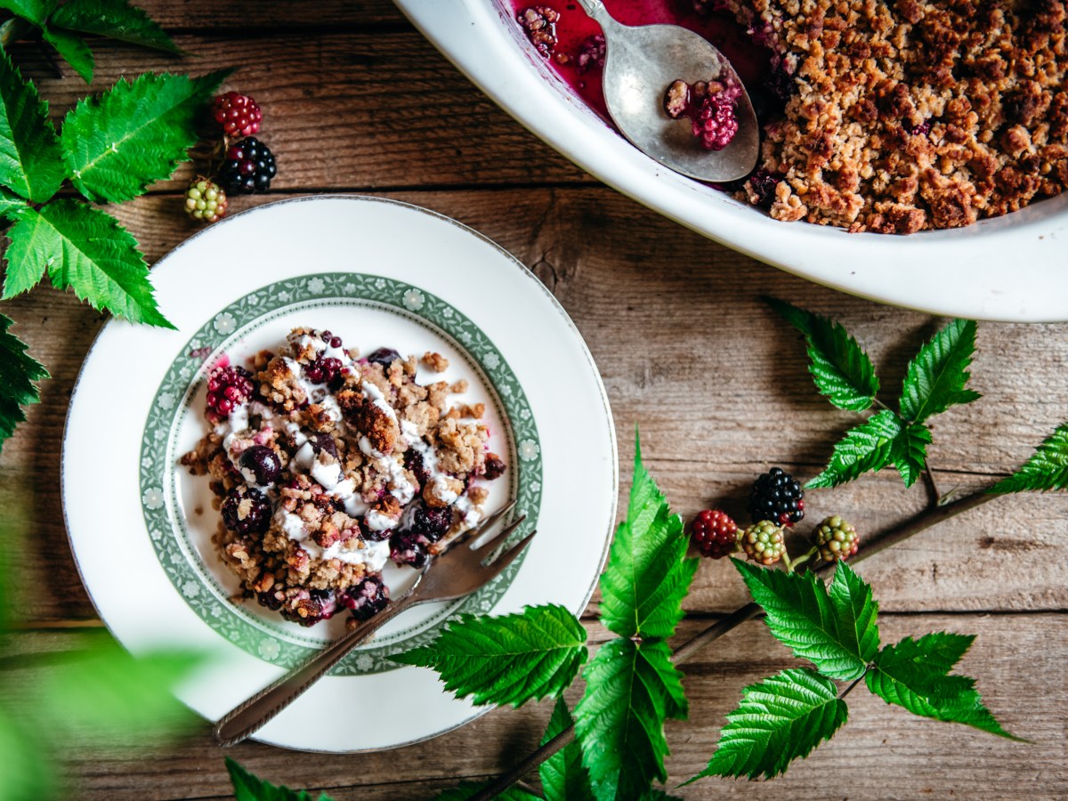 Egyszerű kovászos morzsasüti szederrel és&nbsp;áfonyával