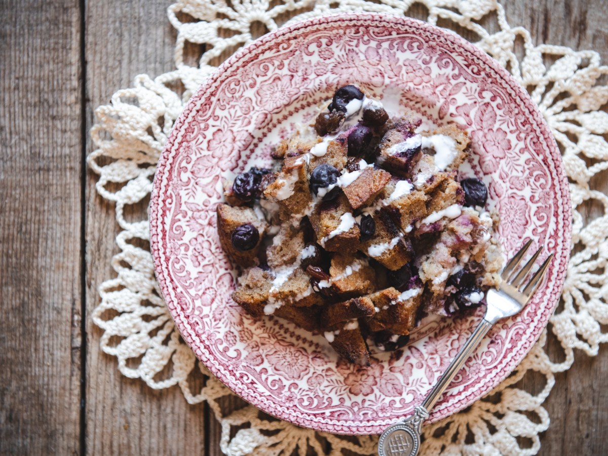 Maradékmentő kenyérpuding áfonyával &&nbsp;mazsolával