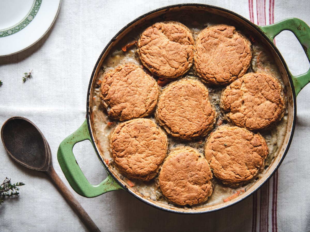 Tárkonyos csirkeragu kovászos alakorpogácsával