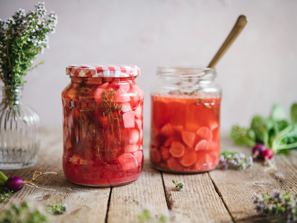 Egyszerű laktofermentált retek&nbsp;kakukkfűvel