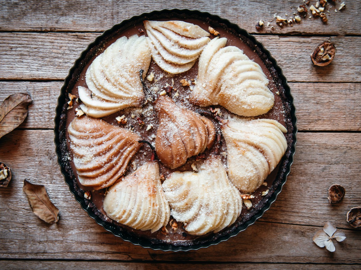 Sós-datolyás csokitorta chai teában posírozott&nbsp;körtével