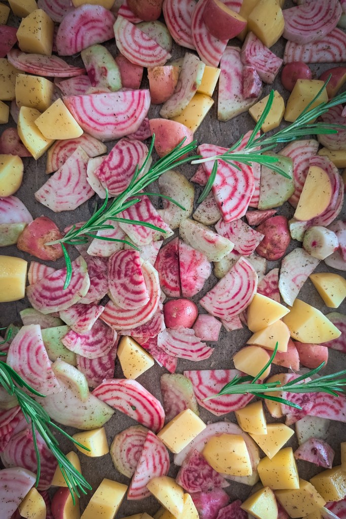 mennek a sütőbe: cékla, újkrumpli, rozmaring, olívaolaj, só & bors